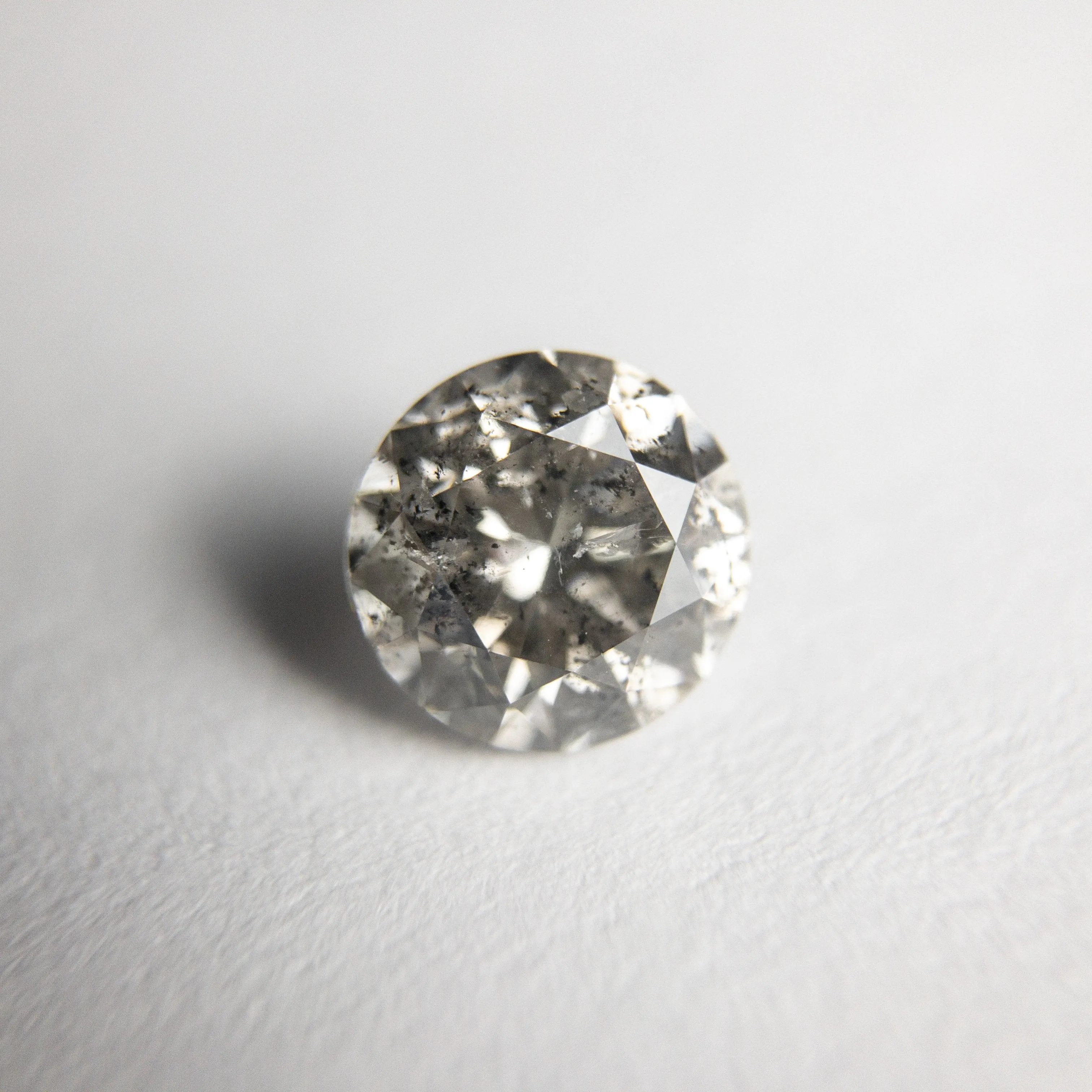 1.02ct 6.08x6.13x4.13mm Round Brilliant 18354-04 hold D1319