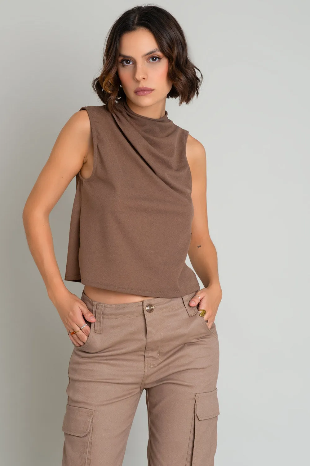 Blusa sin mangas de cuello mock con plisados