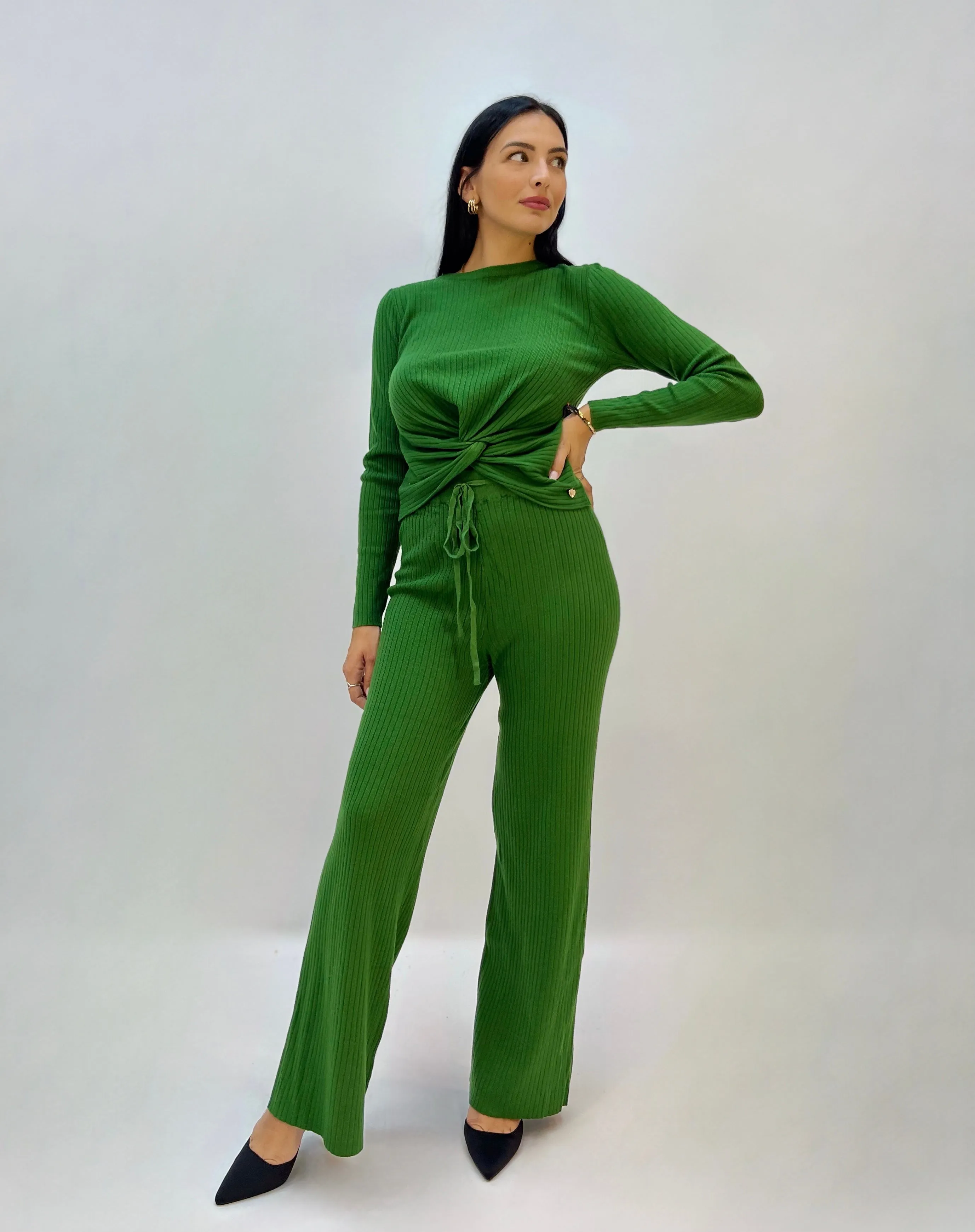 Completo maglia con nodo e pantaloni zampa