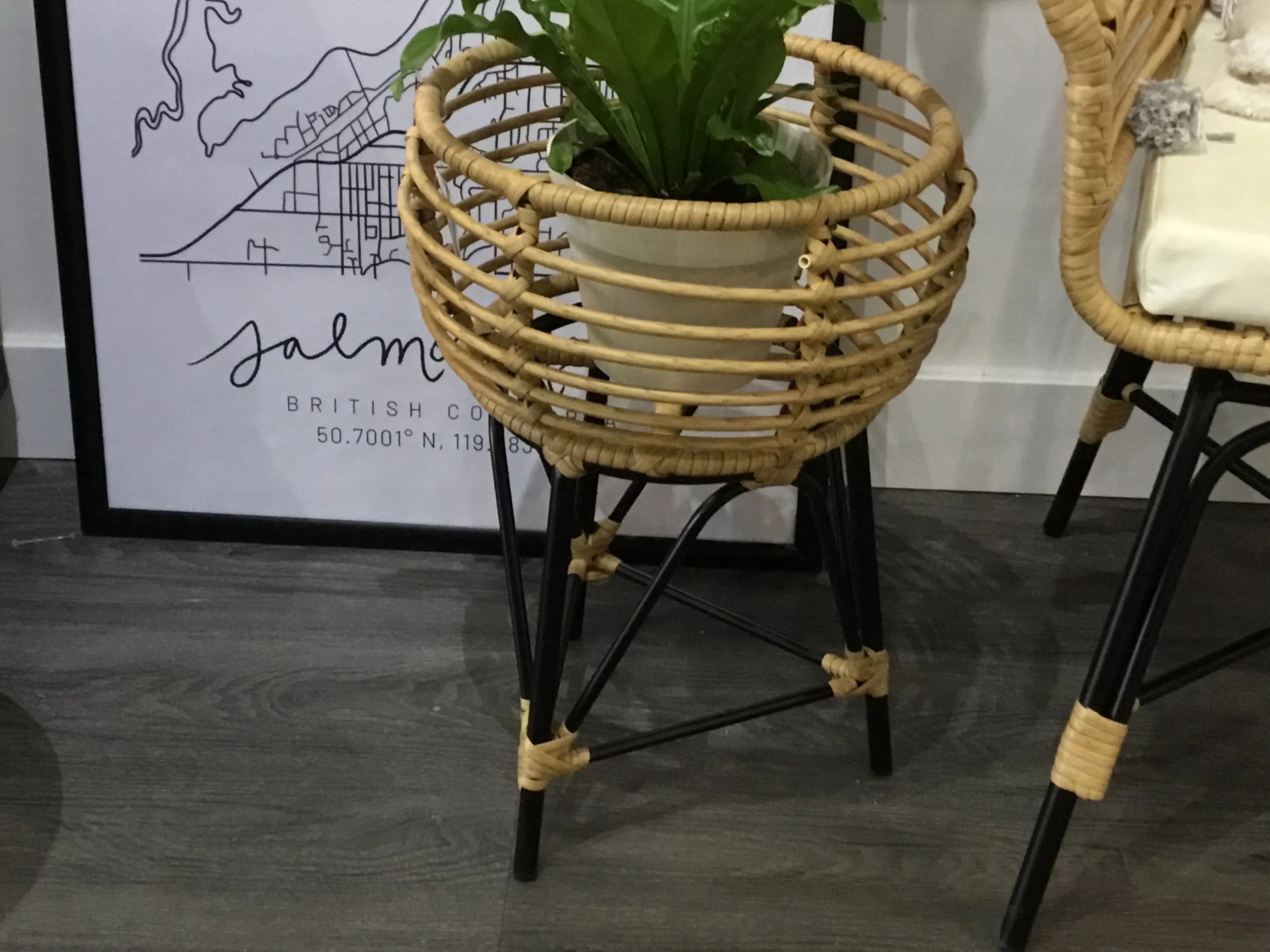 Plant Stand Rattan w Metal Legs 20