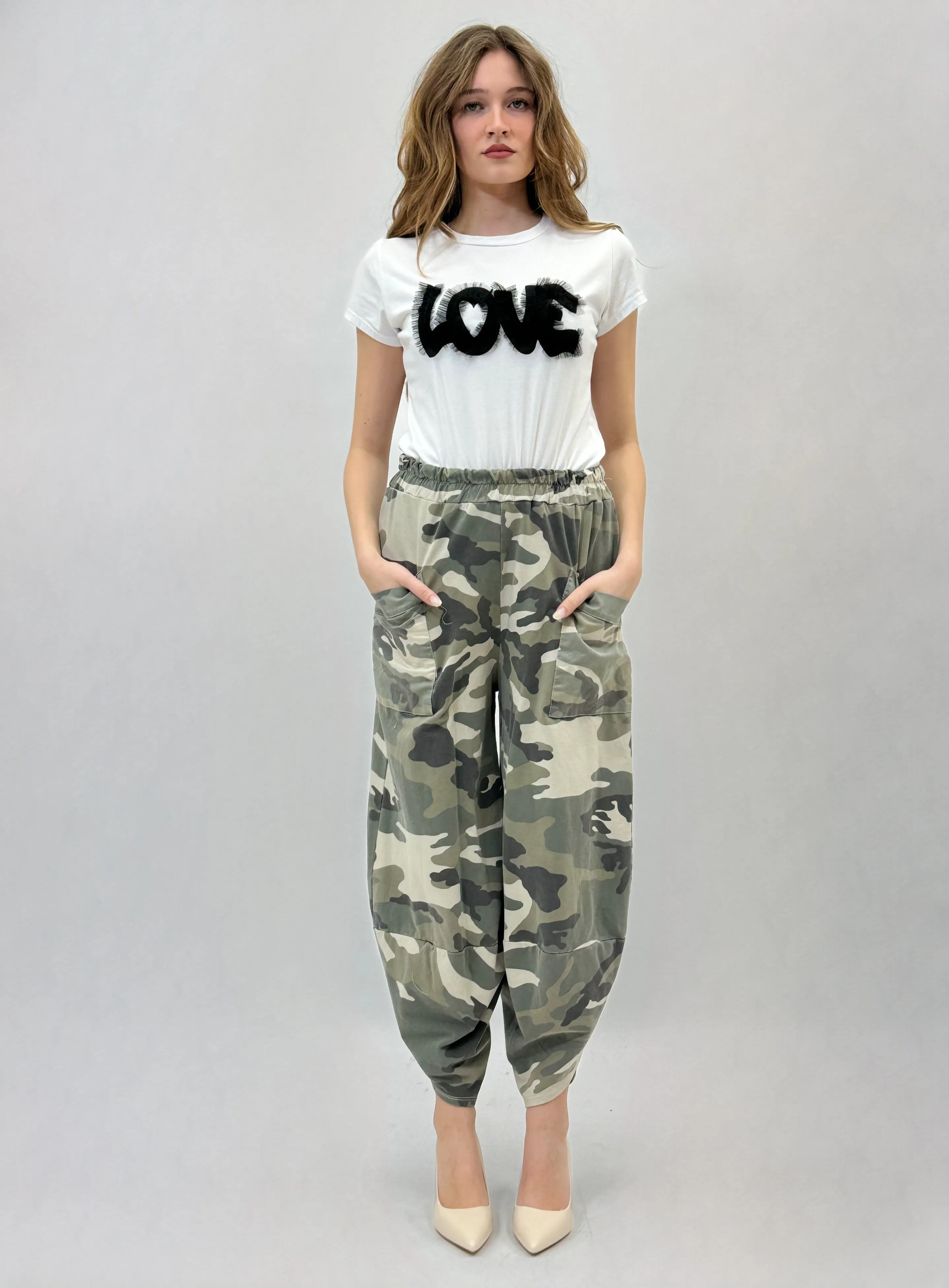 T-shirt con scritta LOVE in tulle