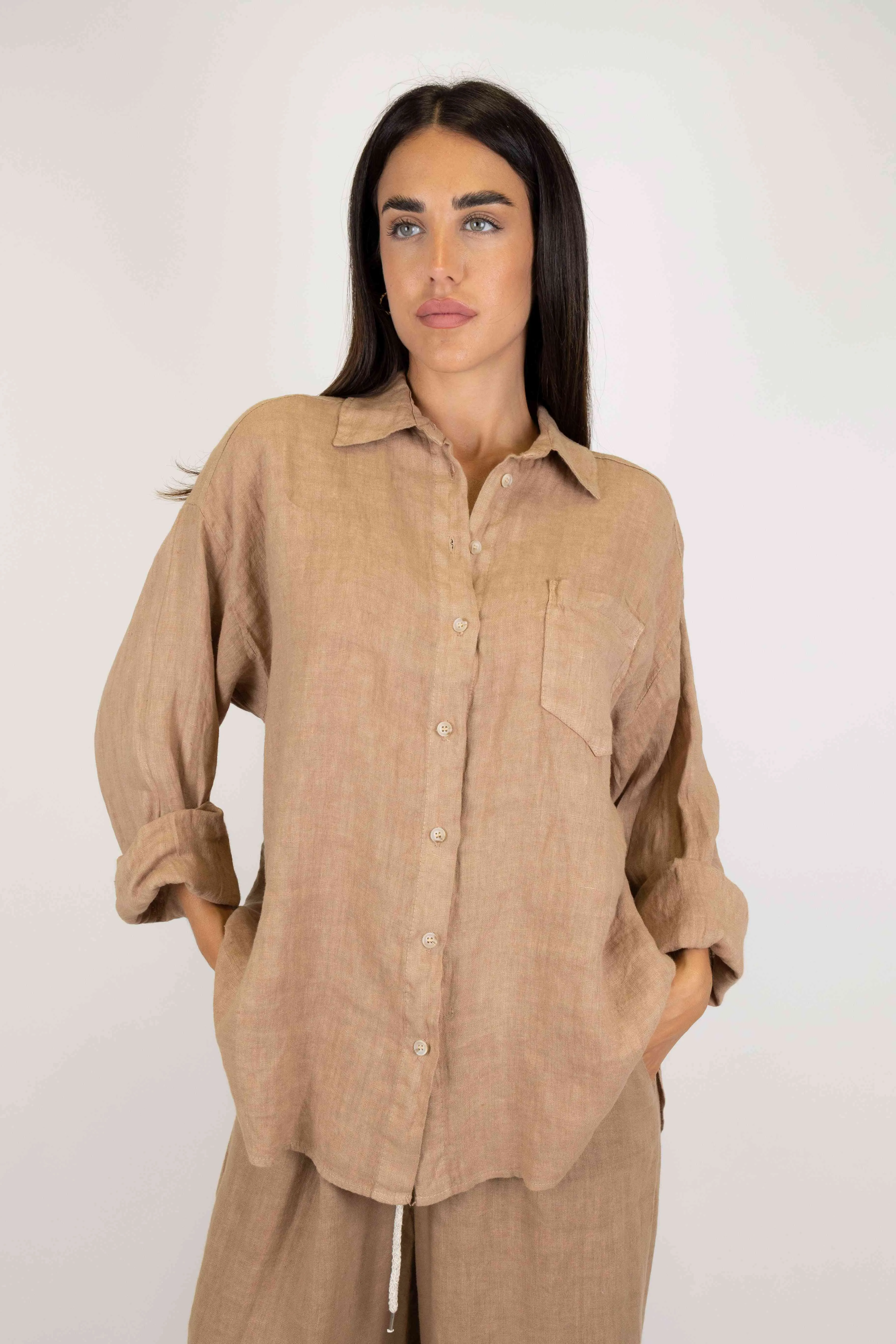 Tensione in - Camicia tinta unita in lino con taschino